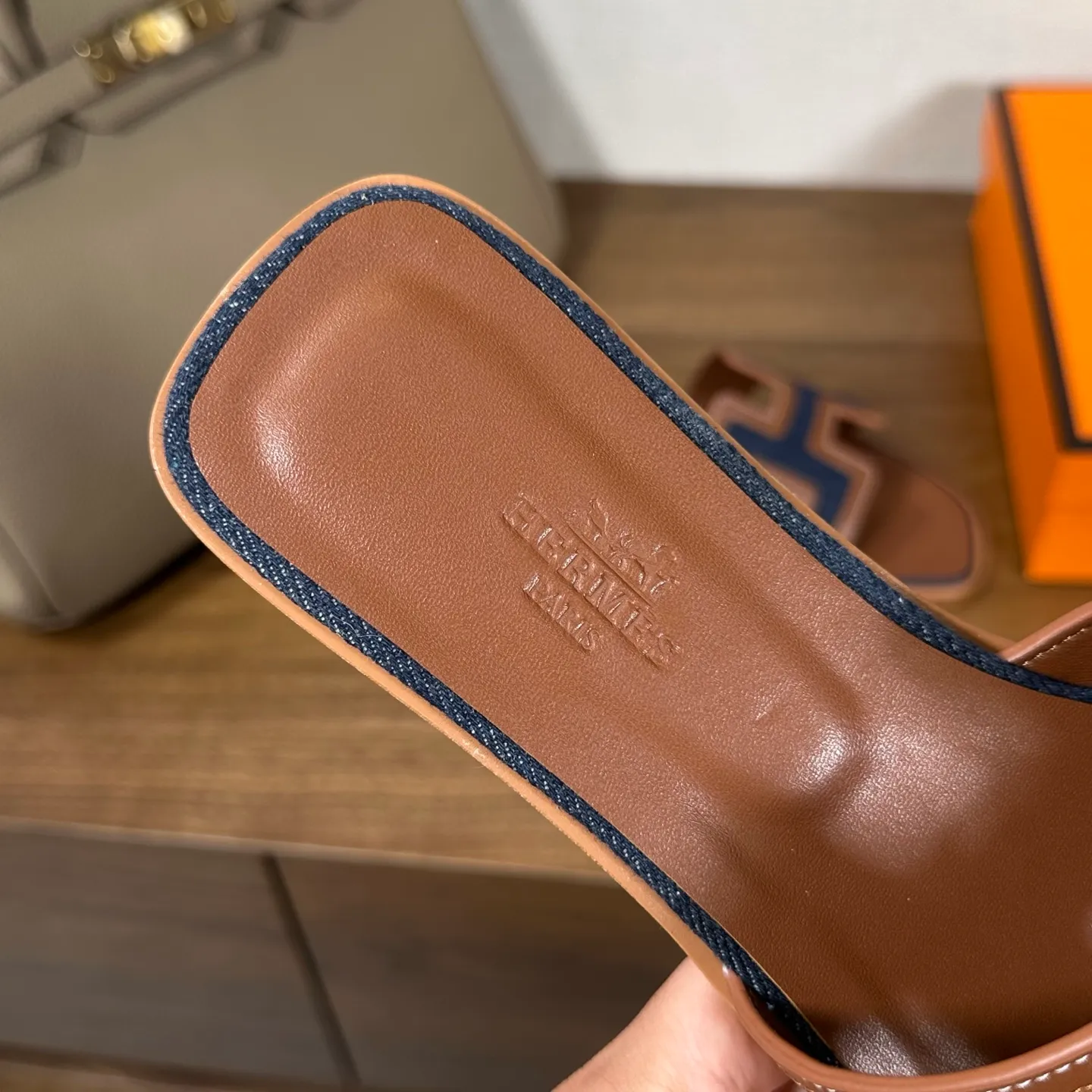 👟👟Ex-factory price 440👟👟 Hermes Hermes H slippers Oasis sandals series——————————Fashionable and versatile Super comfortable Every detail is made to the extreme Original swift calfskin Original 1:1 exclusive private mold upper/original leather outsole ▪️Packaging: Each pair of shoes comes with packaging ▪️SIZE: 35~42 (.40.41.42 customization is non-refundable and non-exchangeable)